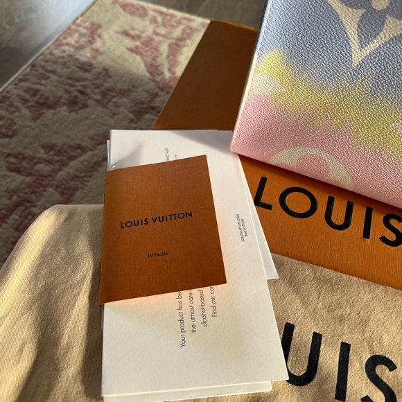 Louis Vuitton OnTheGo GM Monogram Escale Pastel - Picture 13 of 15